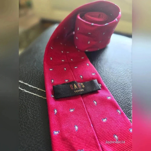 100% Silk DAKS London Mens Tie in a Pink Magenta Color - Picture 2 of 3